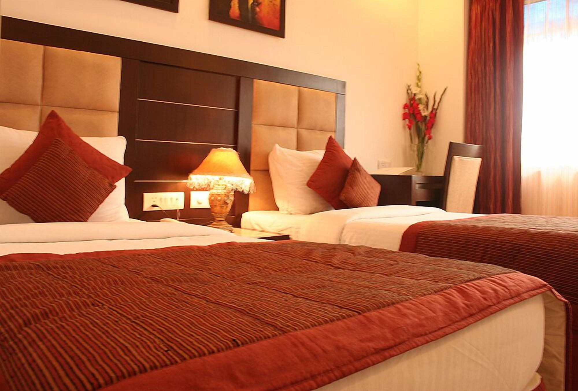Hotel Livasa Inn Near Blk Hospital Дели Экстерьер фото